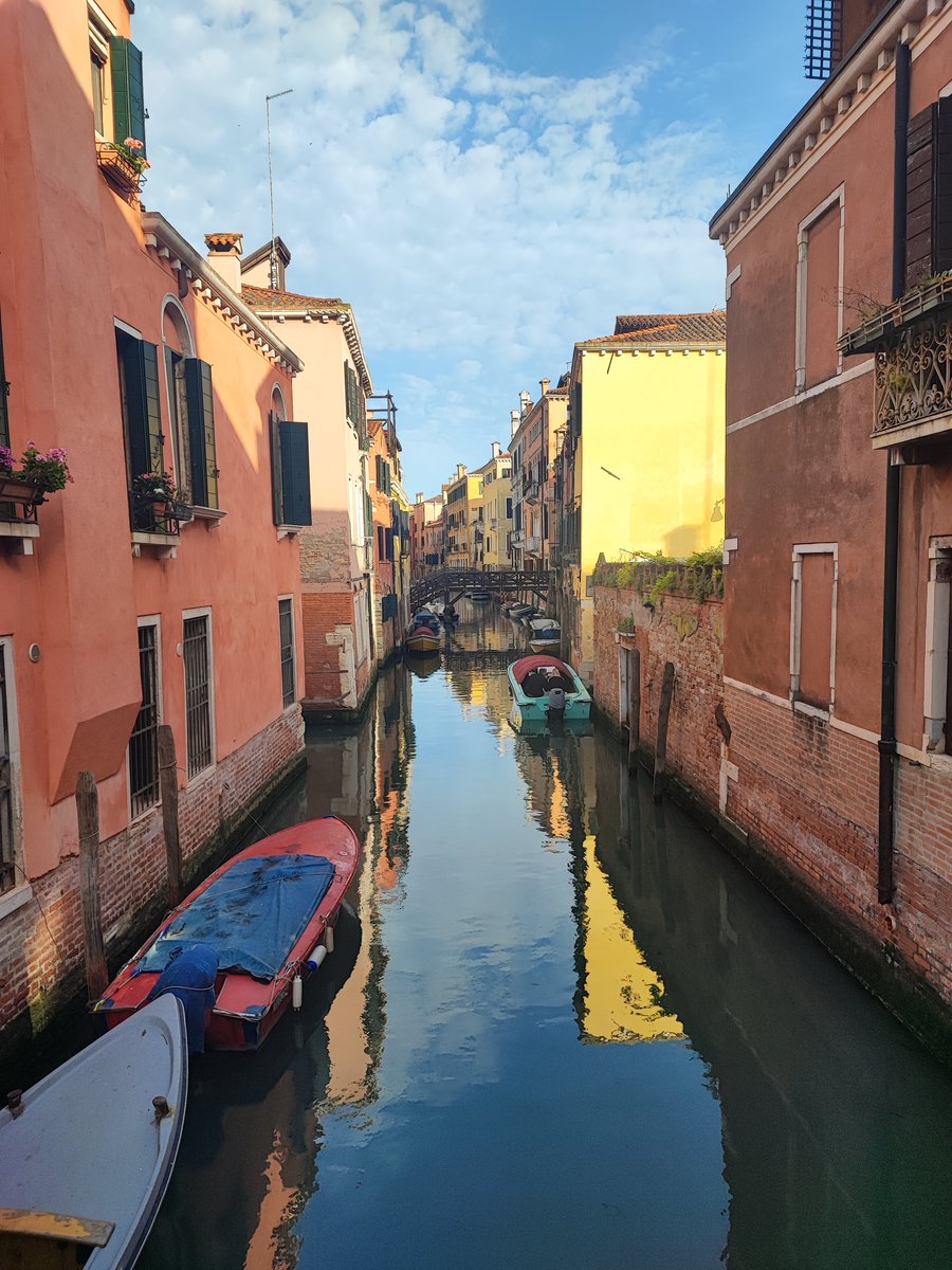 Happy May 1st everyone (it's Labour day in Italy) - the clouds are returning, so here's one more shot of Venice with the sun, before it disappears again!

#venezia #aphotoofveniceaday #askmeaboutvenice #veniceblogger #veniceblog #베니스  #venicephotos #venicecolors #venicecanals