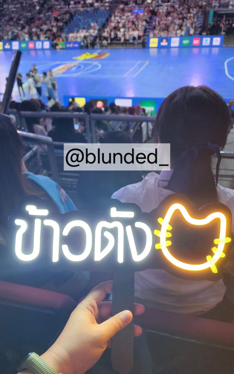 Selling custom design Khaotung LED board. Bought it for 1700baht and selling for almost 50% less.

Price: 1000baht
Pickup: LOL Concert venue

If interested, please line me at "ann_blund" line.me/ti/p/_TlR3h4Ss2

Please help RT #khaotungg #Firstkhaotung #เฟิร์สข้าวตัง