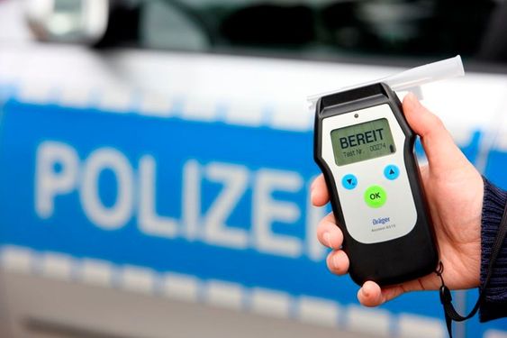 Fahren unter Alkoholeinfluss: Eine aufmerksame Angestellte einer Tankstelle in Biesenthal nahm einer scheinbar alkoholisierten Kundin zunächst den Fahrzeugschlüssel ab und verhinderte so ihre cityreport.pnr24-online.de/fahren-unter-a… #Blaulicht #LandkreisBarnim #Polizei #Barnim #Brandenburg