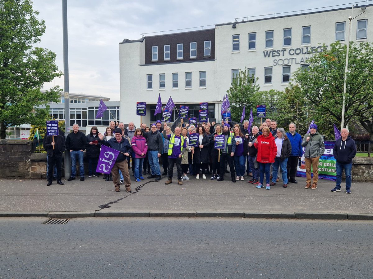 A strong picket at West College, Paisley @EISFELA_WCS. Members united in calling @CollEmployScot & @scotgov to come to the table with a genuine offer to settle this dispute. Great support from the public this morning too ✊✊