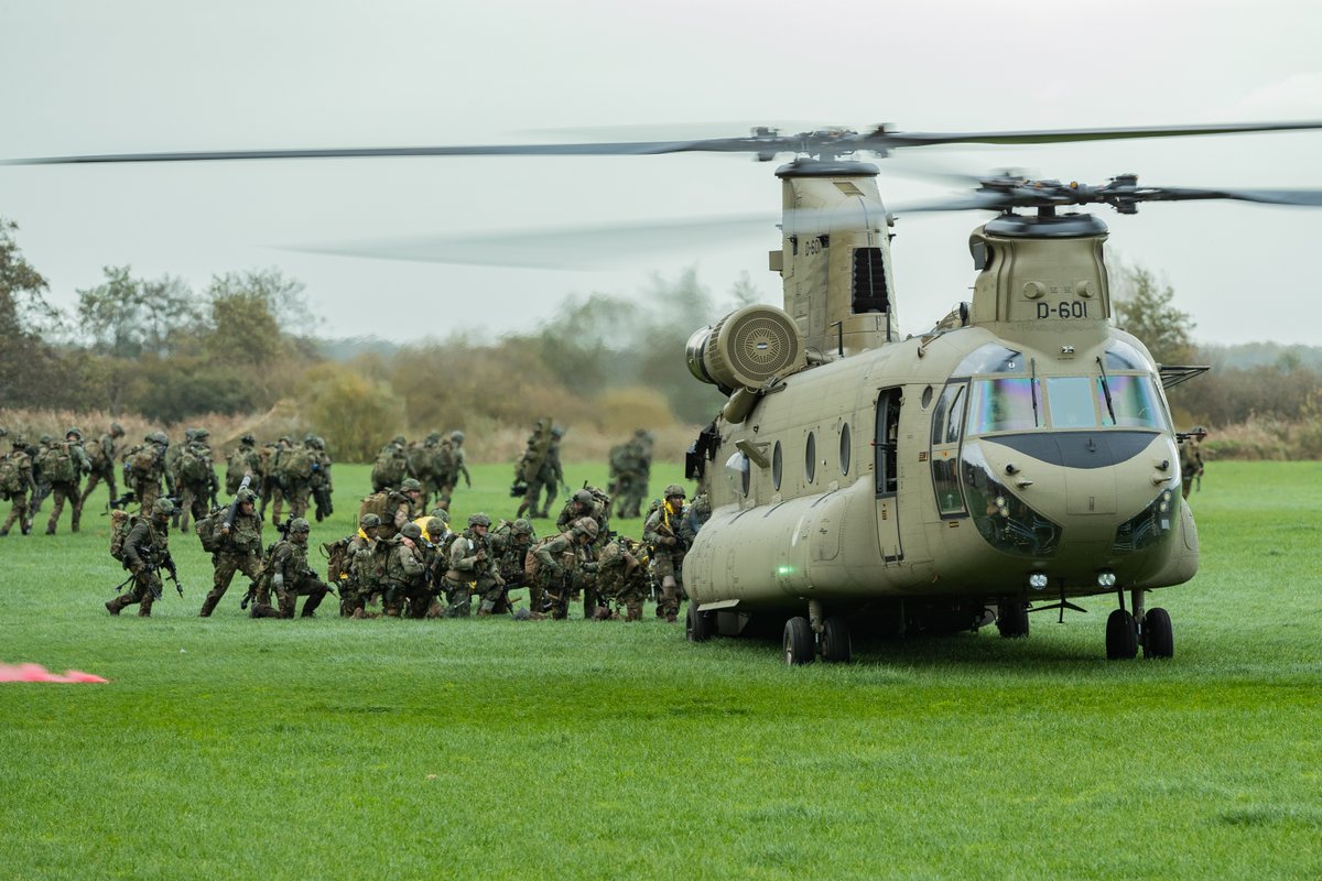 Vandaag is het 32 jaar geleden dat onze partner @11Luchtmobiel werd opgericht. Samen wereldwijd inzetbaar als #11airmanoeuvrebrigade. Van harte gefeliciteerd collega's! Op naar nog vele jaren samenwerking.