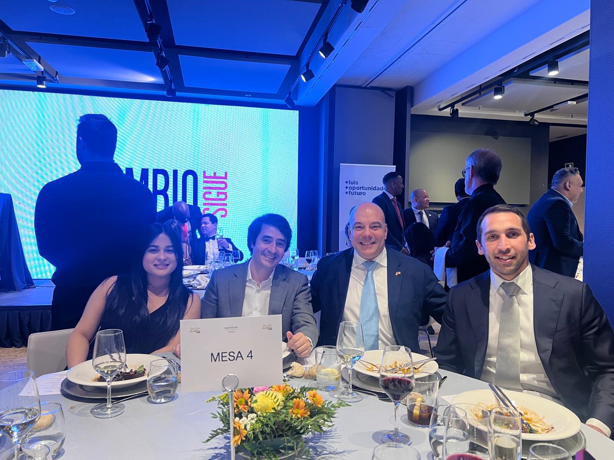 QuiqueConLUIS's tweet photo. Presente en la cena de la Gran Gala de @luisabinader junto al Cónsul RD en Madrid. Sr. Miguel Vázquez Peña y el Embajador RD en España, Sr. Juan Bolívar. Compartiendo buenos momentos y dando nuestro apoyo incondicional como fundador del proyecto LAP hace 15 años #ElCambioSigue https://t.co/gHeFlOtCFn