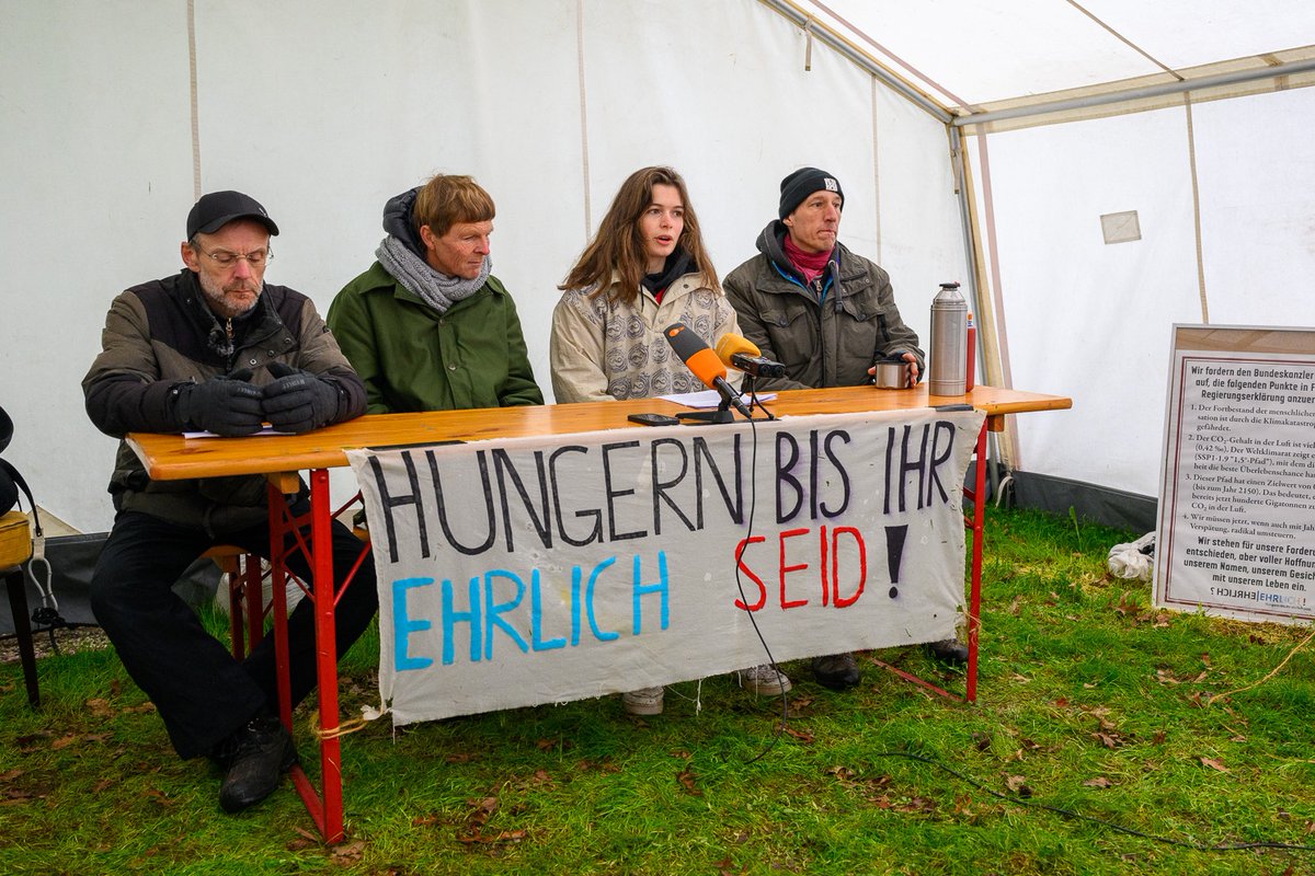 🚨 PEOPLE ON HUNGER STRIKE IN GERMANY 🔥 3 people from @HungernE are currently on hunger strike, demanding the Chancellor issues an honest statement on the severity of climate collapse. 🦺 One of the people, Wolfgang, hasn't eaten for 55 days.