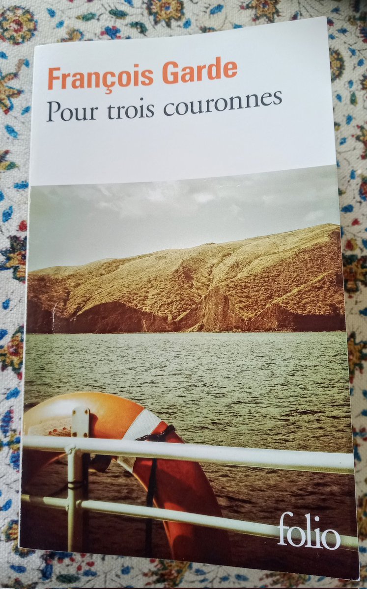 LesBulles1's tweet photo. Encore une belle découverte dans une @BoitesLivresGre : "Pour trois couronnes" de François Garde.
Ça donne très envie de découvrir ses autres romans et récits et console de ne pas pouvoir aller visiter Bourg-Tapage pour de vrai... https://t.co/FuVUdHHfSY