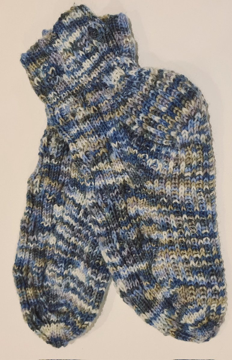 Die Socken für Mama sind heute Nacht fertig geworden. 
Ich glaub, die schick ich ihr zum Muttertag - der ist doch eh bald, odr?
#stricken #knitting