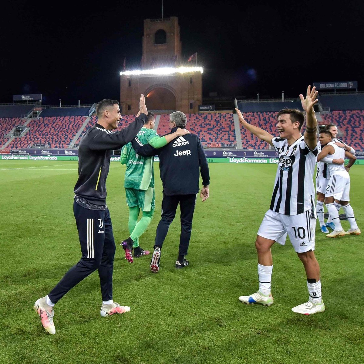 Cristiano Ronaldo × Paulo Dybala.