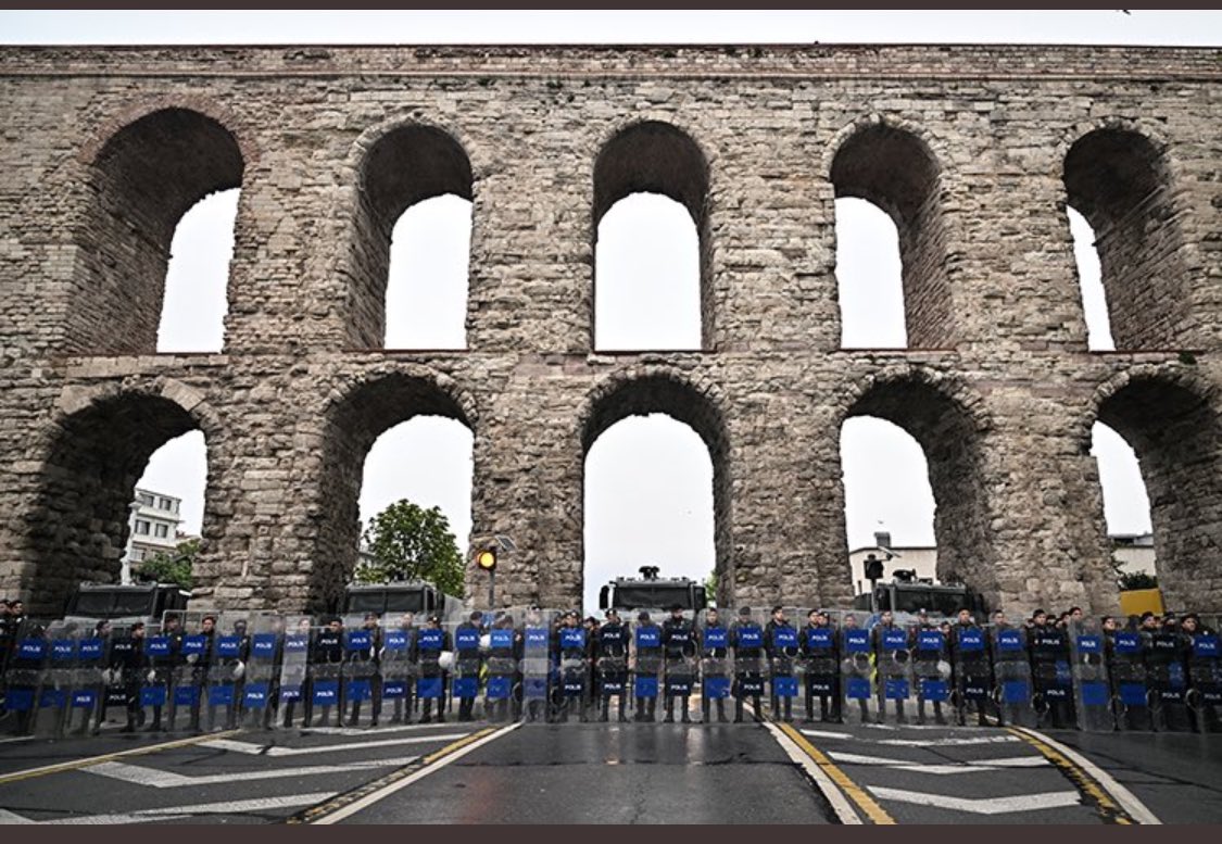 Bu halka uyguladığınız şu güvenliği sınırlarımıza uygulasaydınız, bugün ülkemizde kimlerin girdiğini bilmediğimiz kontrolsüz göç olmayacaktı. Bu halkı ve bu ülkeyi sevmiyorsunuz, biz bunu anladık ve farkındayız. Halktan bu kadar çok korkuyorsanız, yaptığınız yanlışların