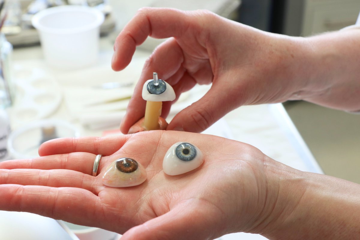 💬 'I make #ArtificialEyes for people who have either lost their eye or lost eyesight due to trauma, eye disease or another medical condition.' 👀 Our May #NewProfilePic features Jessica Keely, an #Ocularist at King's College Hospital! ➡️ bit.ly/3UluBcC l #TeamKings