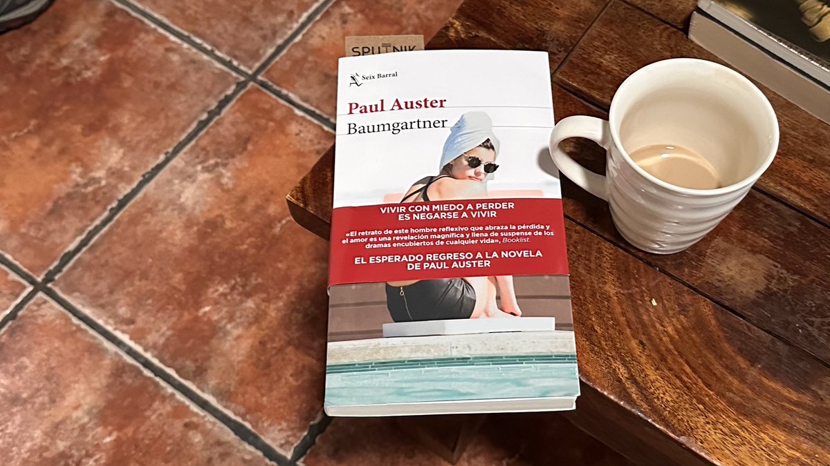 Durante las pasadas vacaciones leí lo último de Auster. Sin duda es una novela hoy llena de sentido, bella, evocadora y que canta a una vida vivida. Hoy no muere un escritor, muere un universo. Descanse en paz.