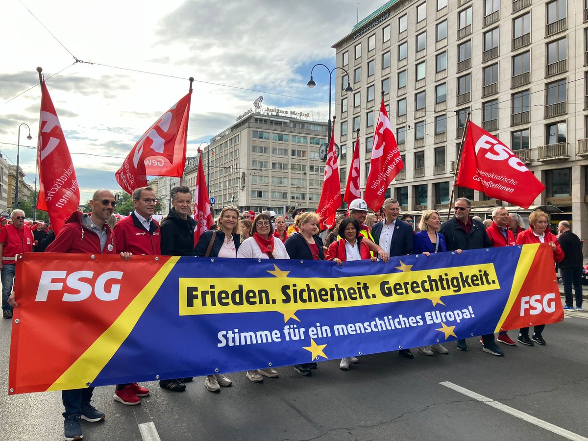 Raise your banner: march underway in Vienna. 'Peace. Security. Justice.' @EstherLynchs is with the Austrian trade union movement to celebrate & look ahead to the #EUelections2024.