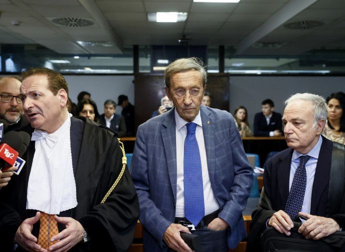 lanuovaBQ's tweet photo. Caso #Tulliani: Fini condannato, altro che fango mediatico
Due anni e otto mesi per riciclaggio all'ex presidente della Camera. La vicenda smentisce chi all'epoca gridò al "complotto berlusconiano", svelando semmai le complicità nelle trame...
»🗞https://t.co/LCd2Whn4yu https://t.co/UKF5iKFEzi
