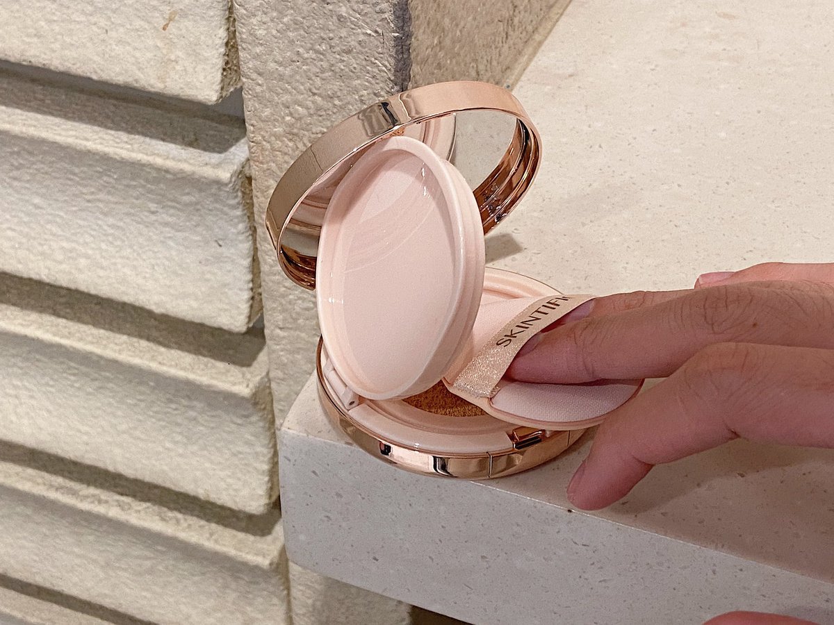 มาป้ายยางานผิว ส่วนตัวเป็นคนเหงื่อเยอะ ซับผิวหน้าด้วยทิชชู ก็ยังอยู่ ติดทนมาก เห็นรีวิวมาสักพักจนมาใช้เองโคตรกริบ ติดเหลืองไปนิด เเต่ภาพรวมค่อนข้างดีเลย  💘