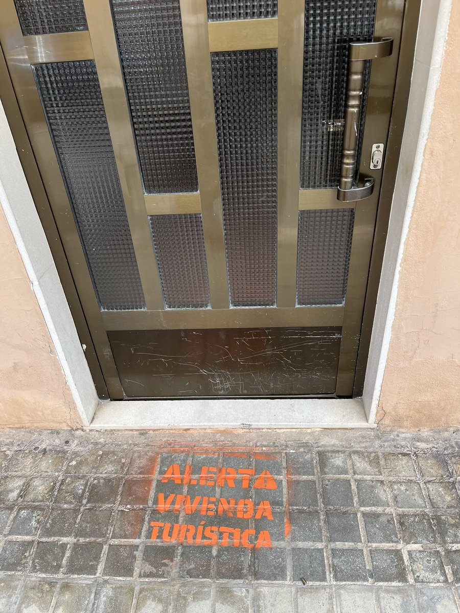 MariaAlejandraM's tweet photo. @SBarriCabanyal esto es vandalismo. https://t.co/Td0ObN342B