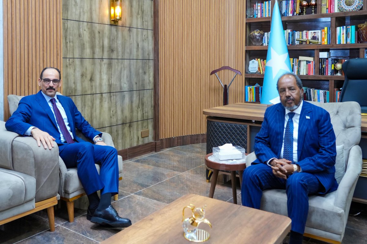 #Turkiye's Intelligence Head Ibrahim Kalin in #Somalia last night to meet the President Hassan Sheikh Mohamud and other officials Discussed areas of cooperation, including defence issues (inc maritime security deal), intelligence and joint counter-terrorism efforts. #Africa