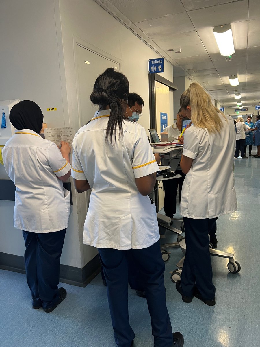 Lovely🩷 to see the students settling in on the Learner-Led Clinical Area, Ward 12,GHH. Here they are taking handover from colleagues. The students are supported by the wonderful ward team & clinical educator Vicky😀 @BCUNursingteam @uhbtrust @UHBPreceptee #SLCLE @RuthPearce18