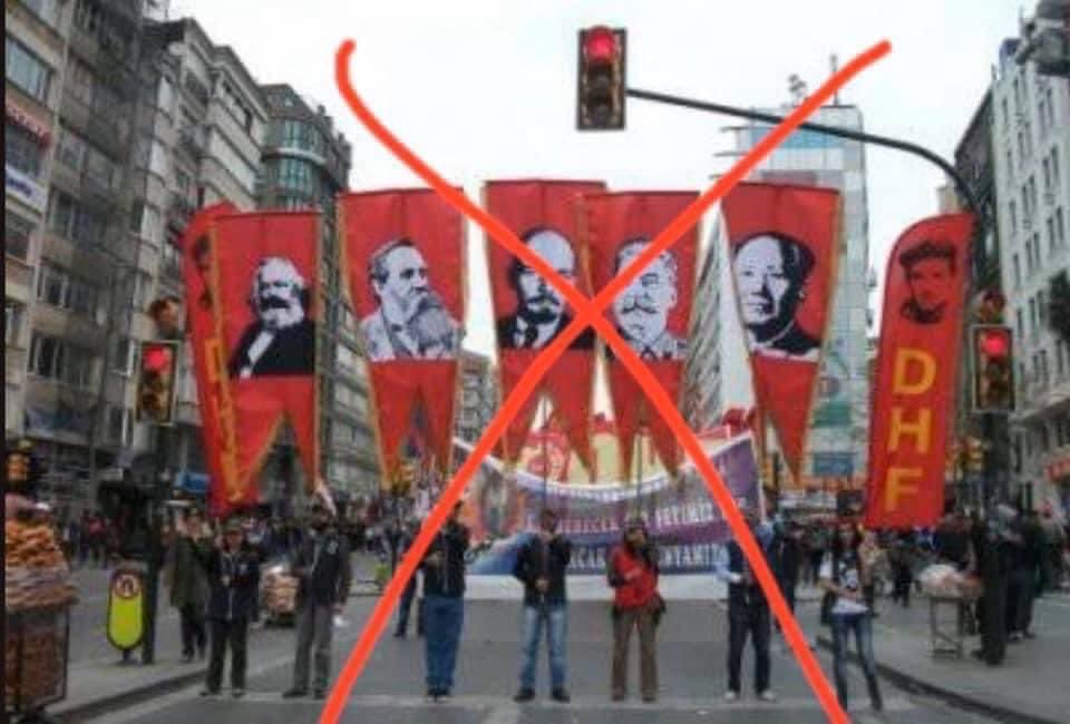 50 yıldır Türkiye'de her 1 MAYIS gününde posterini resimlerini taşıdıkları Lenin, Stalin, Mao kimdir?

Halk kahramanı değildirler, kendi ülkelerinde Proleterya'nın sözde üstünlüğünü sömürerek başa gelmiş eli kanlı Diktatör değillermidir?

Kendi ülkesinde diktatörlük geliyor