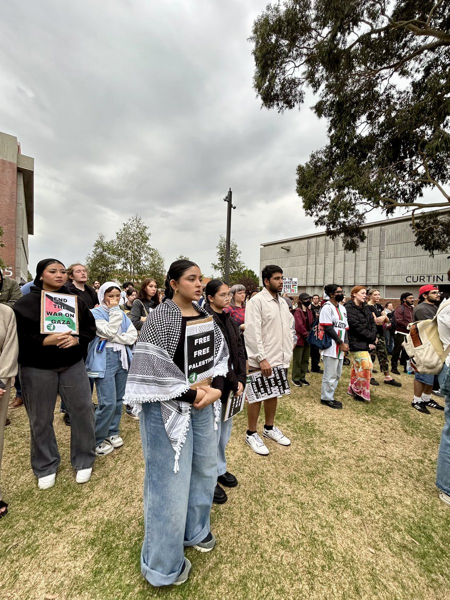 From #Columbia to Curtin! Big turn out for the start of the students solidarity encampment with #Gaza at @CurtinUni in Western Australia. “We demand the Australian government stop arming Israel & @CurtinUni cut ties with all weapons manufacturers!” - Students for Palestine.