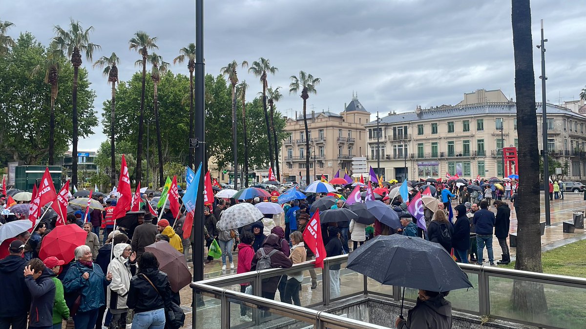 Le cortège prend forme, sous la pluie, Place de Catalogne à Perpignan pour la manifestation du #1erMai