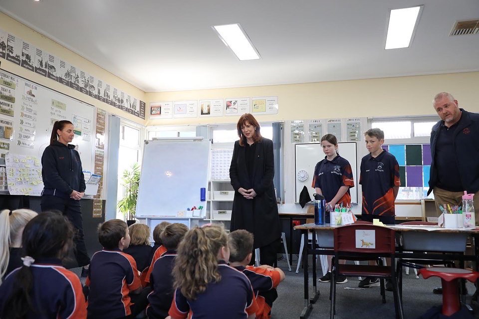 This morning the Governor toured the Australian Garlic Factory, before attending and laying a wreath at Red Cliffs War Memorial. Later, the Governor visited Red Cliffs East Primary School. #GovernorVic