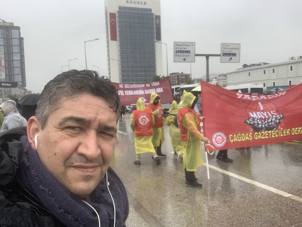 Yaşasın 1 Mayıs…. Çağdaş Gazeteciler Derneği korteji… “Ne Nizamname Ne Yasa, Hiç Yenilmedik Baskılara” pankartıyla yürüyoruz. Yağmura da yenilmedik diye eklemek lazım tabii… Kimsesizlerin kimsesi, sessizlerin sesi olma iddiasındaki gazetecileri için DAYANIŞMA şart..: