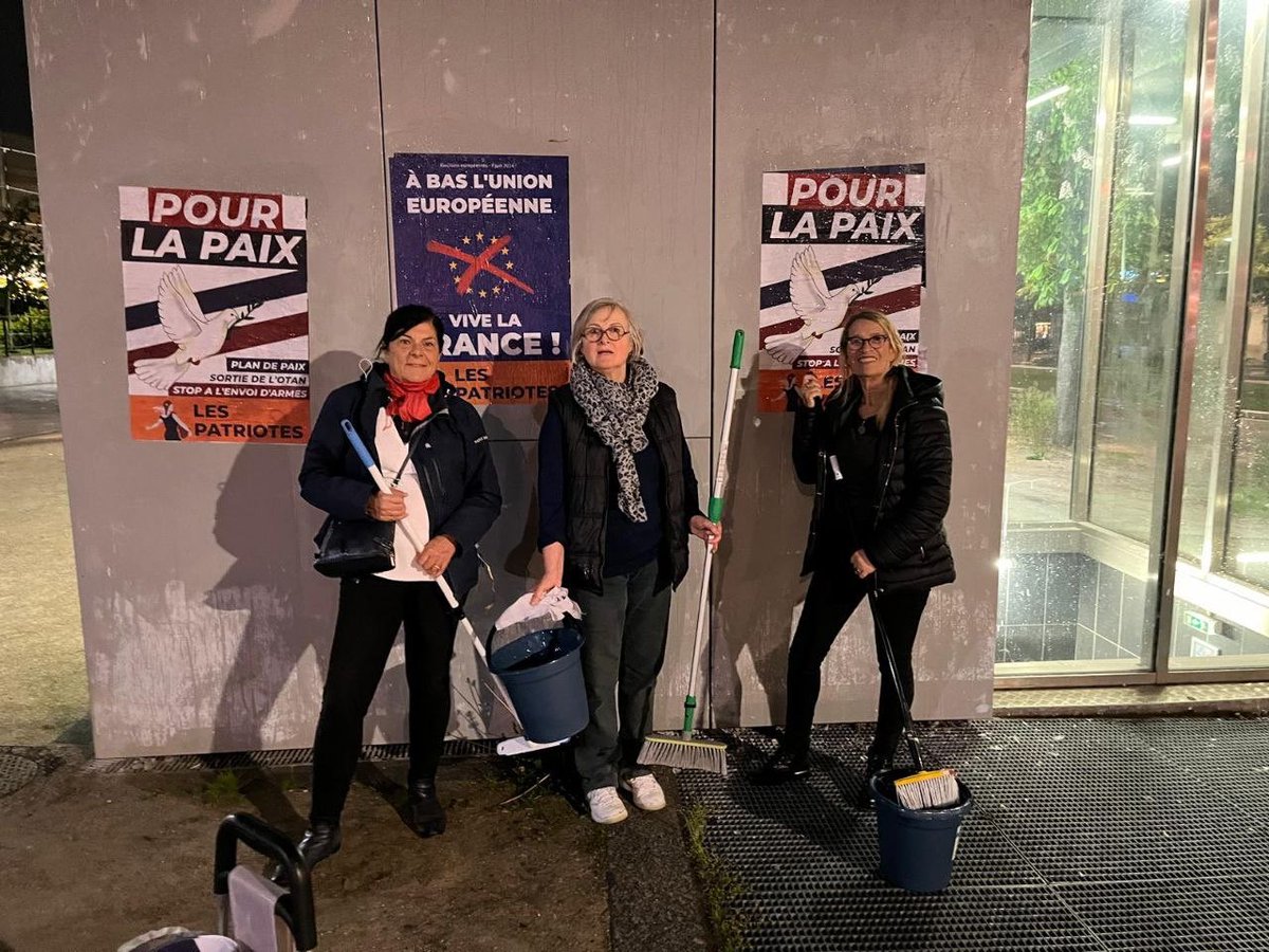 Le comité d’accueil des Patriotes !! Collage 15ème porte de Versailles et Balard, hier soir, à la veille de l'ouverture de la Foire de Paris où nous organisons 10 jours de tractage. Les Patriotes mobilisés sur tous les fronts militants. Bravo pour votre courage !!