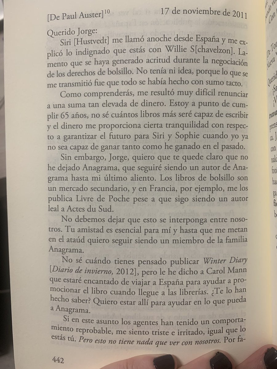 En 2011, Auster abandonó Anagrama para irse a Seix Barral. Lo hizo por dinero, claro. Y escribió esta carta a Jorge Herralde: «Tu amistad es esencial para mí y hasta que me metan en el ataúd quiero seguir siendo un miembro de la familia Anagrama».