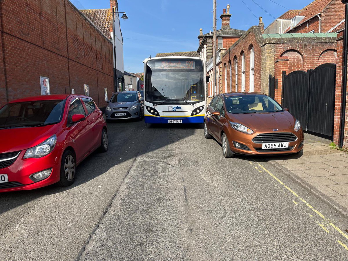 Apologies to the 522 passengers that were late getting to @suffolknewcoll in Halesworth this morning.

Due to selfish parking in Beccles the bus could not get through

@suffolkonboard @BBJournal24 @eastsuffolkone @SuffolkPolice