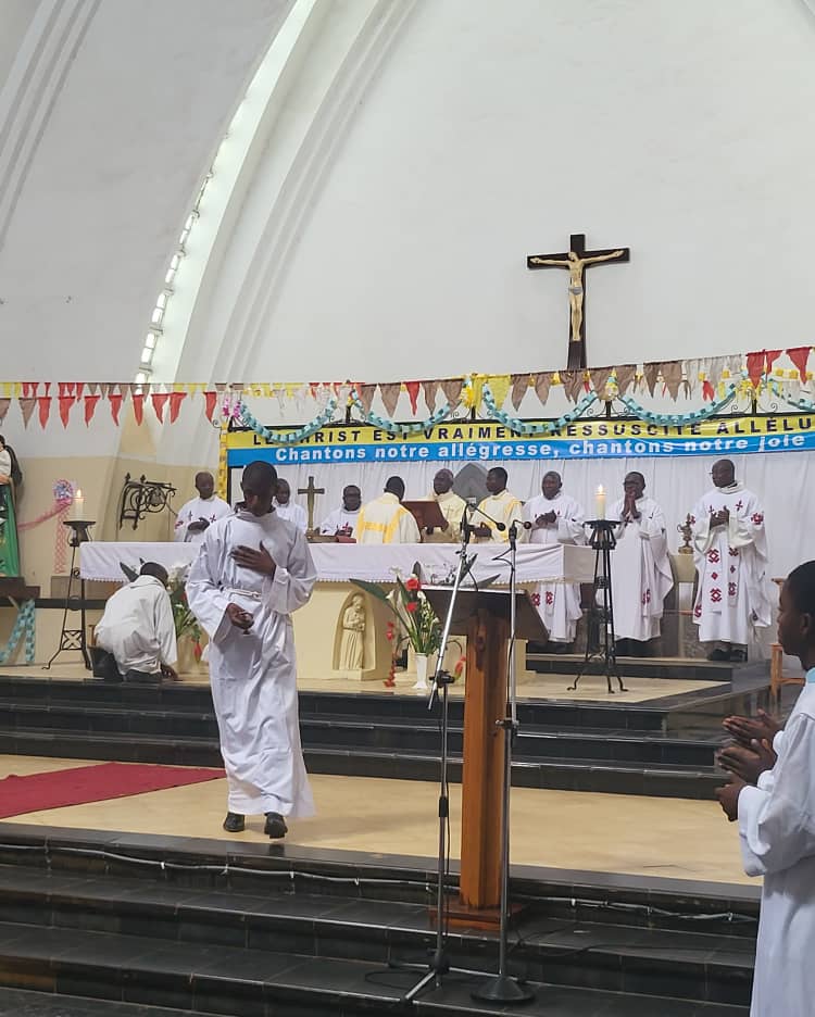 A ce moment, l'hon Émile Sumaili et Gouverneur du Sud-Kivu dès demain participe à une messe présidée par l'Archevêque de Bukavu, Mgr Maroy à l'occasion de la fête de St Joseph et de la journée internationale du travail.