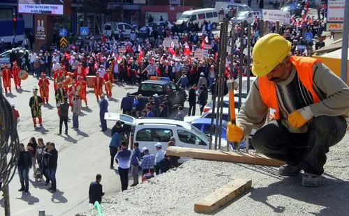 İşçilerin çalıştığı, memurların izin yaptığı, dhkpc, lgbtli örgütlerin eyleme çıktığı #1mayıs işçi bayramı kutlu olsun.