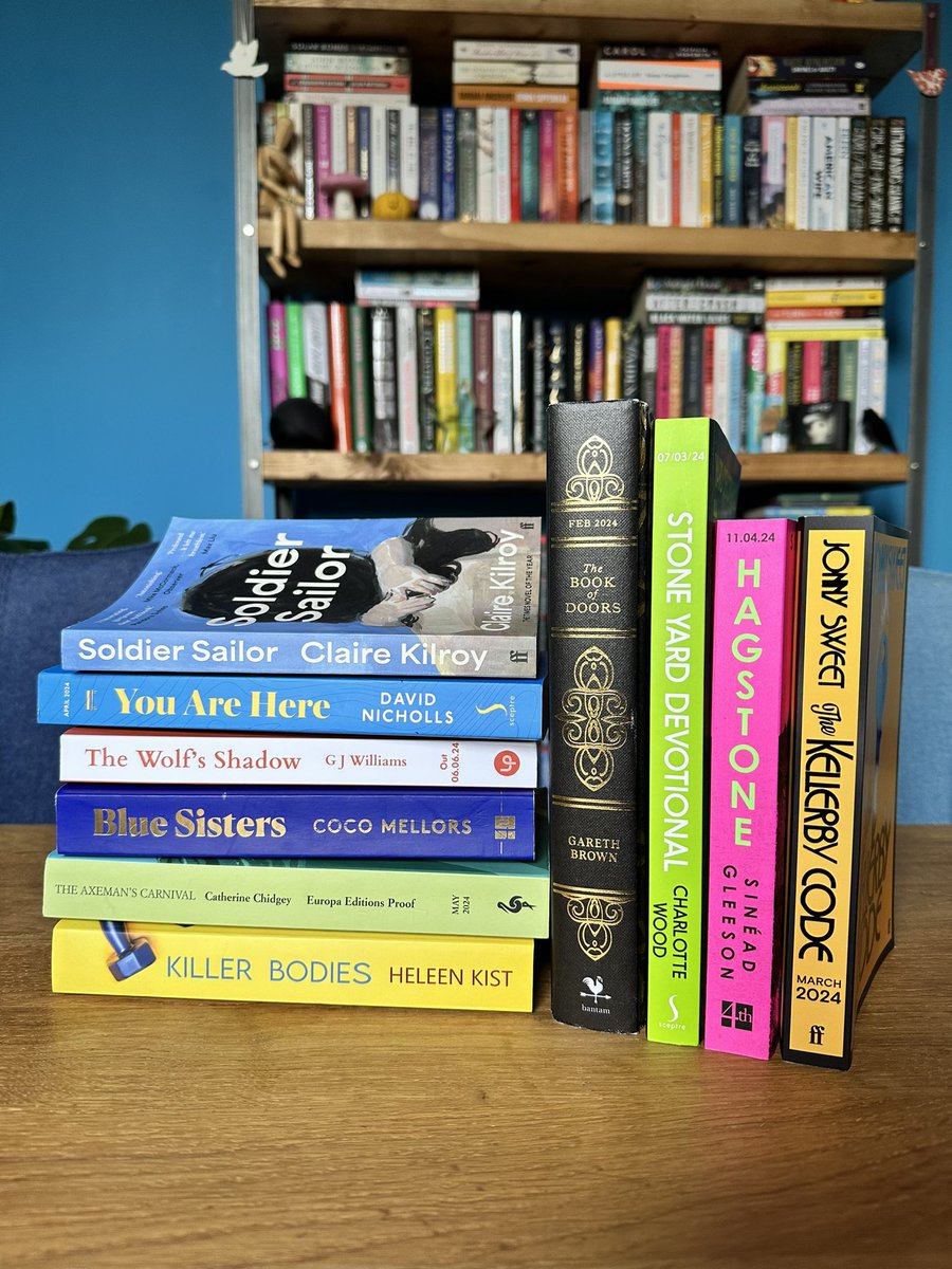 How has another month gone by already?! It’s May!!! Let’s hope for sun & warmth! 😎 So here’s everything I read in April (links to each below ⬇️). I read those on the left in physical format and those on the right on audio 🙌🏻 #BookTwitter #TheReadingParamedic