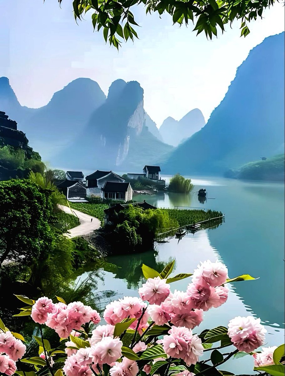 Beautiful landscape.
山泼黛，水接蓝，翠相搀；
风轻喃，烟雨下，山哗然。