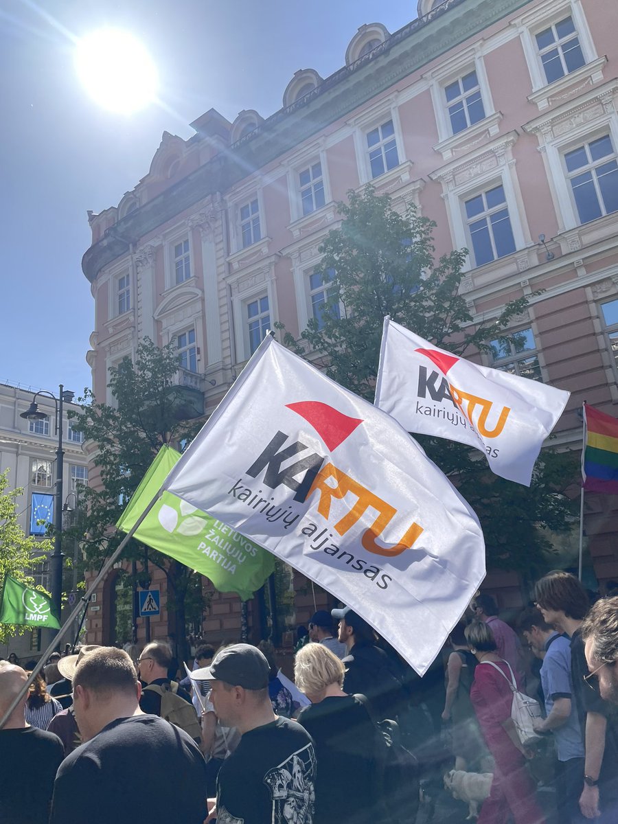 Warm greetings from the May Day demonstration in Vilnius, Lithuania! Today we fight for workers' rights - Everywhere! Together! @rosaluxglobal