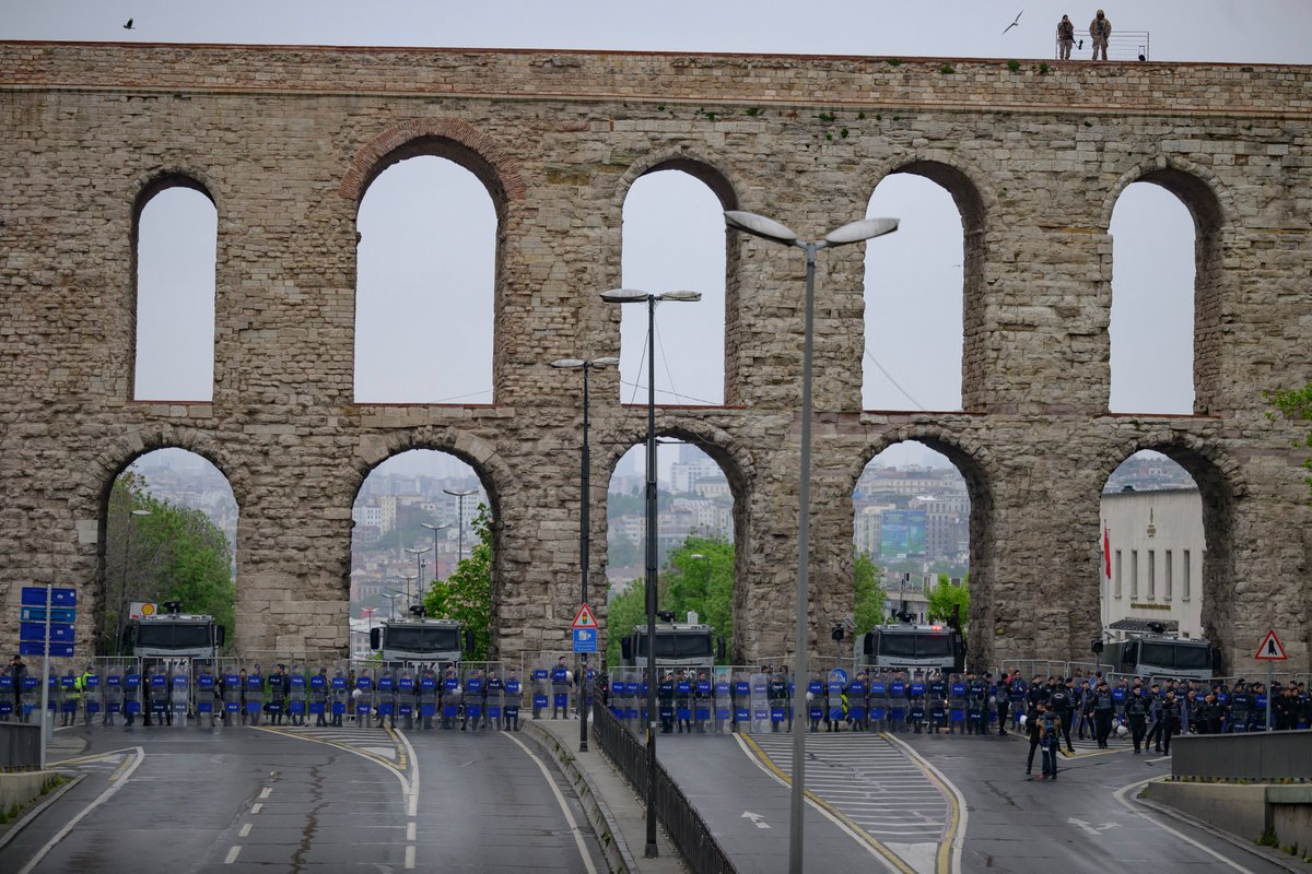 Günün fotoğrafı, AFP foto muhabiri Yasin Akgül'den geldi.

Polisin işçilerin Saraçhane'den Taksim'e yürümemesi için aldığı önlem.

Çevik kuvvet polisleri, bariyer, keskin nişancı, TOMA...

#1Mayıs #MayDay