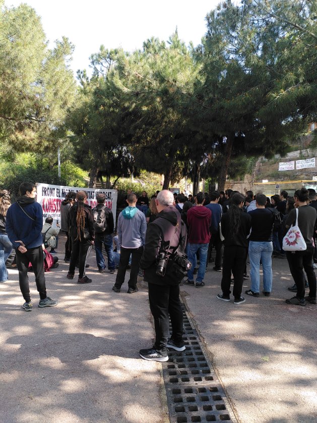 Massiva presència policial a l'acte de l'#1Maig convocat al Carmel pel moviment veïnal dels Tres Turons. Què és aquesta merda, @Esquerra_ERC?