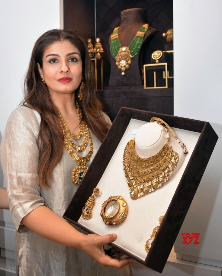 You know whos she? 
Raveena tandon 
Launches a jwellry
Störe,nice jwellry