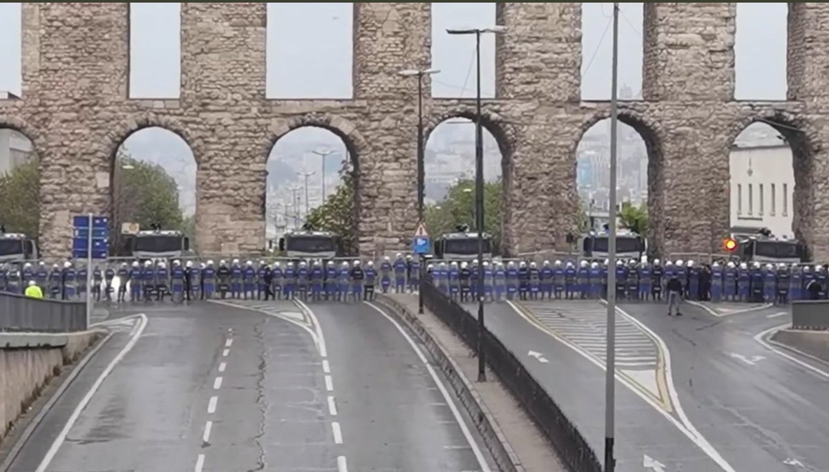 Hırsıza,katile,devleti soyanlara, tecavüzcüye açık; İşçiye,emekçiye kapalı. AKP'nin tarihe geçecek utanç fotoğrafı