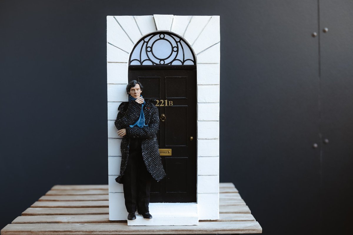 I made a figurine of Benedict Cumberbatch as Sherlock Holmes in front of the door on Baker Street🕵🏼‍♂️🚪