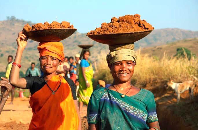 Women as part of the unorganised sector workforce have been contributing significantly towards the economy and GDP through their tireless efforts 💯✨ On this #LabourDay , let us recognise their efforts and pledge to improvise the conditions in which they work and support…