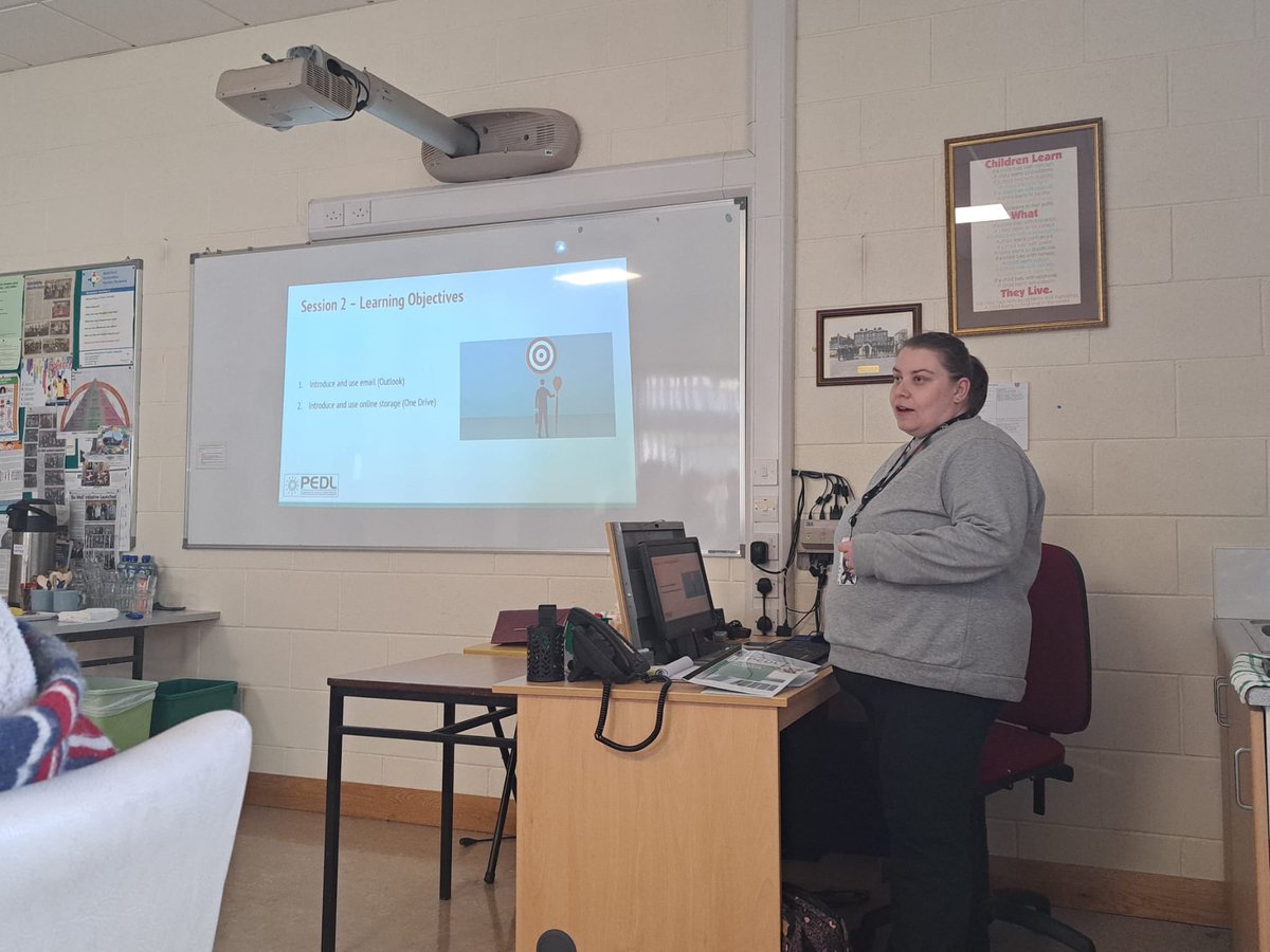 Our wonderful parent facilitator Michelle was very active demonstrating @MS_eduIRL Microsoft Outlook in the Parents Room yesterday evening as part of #PEDL #learning @AccessTCD @CeistTrust #HSCL