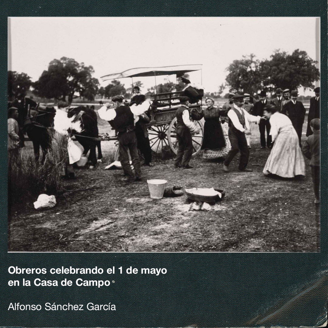 👷👷‍♀️ En este 1 de mayo, conmemoramos el #DíaDelTrabajo Recuperamos algunas fotografías y obras de arte que representan las huelgas de las personas trabajadoras a lo largo de los años 1⃣ 'Obreros celebrando el 1 de mayo en la Casa de Campo', del 'Estudio Fotográfico Alfonso'