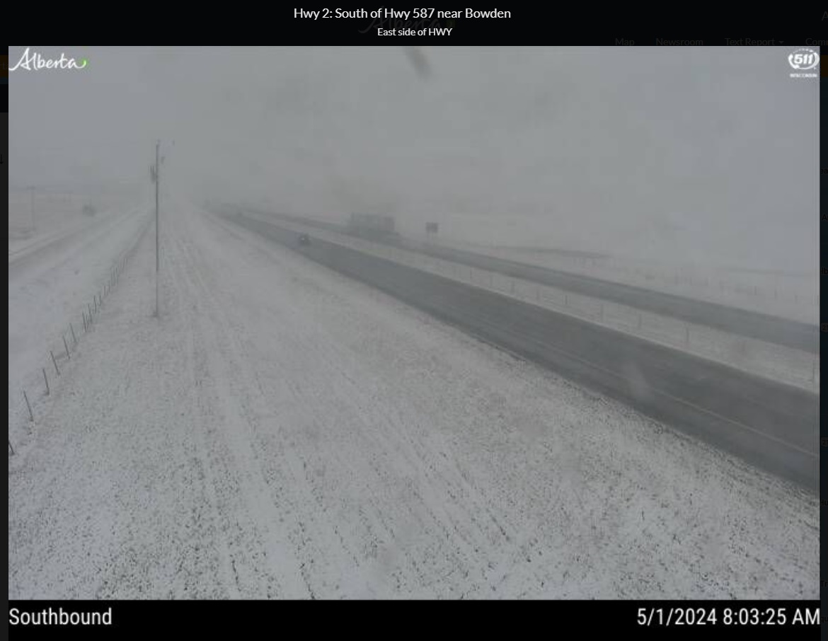 Here comes the #snow again. This is the view looking north from our #Global1 helicopter that was forced to land as the #ABstorm moves in. 511.alberta.ca already showing come nasty road conditions north of #Carstairs @BrandiHoward__ @GlobalCalgary @global_leslie