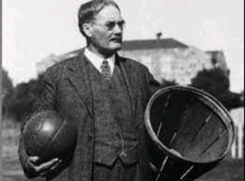 En el #diadeltrabajo

1891. James Naismith, inventor del baloncesto, con las herramientas que le sirvieron de inspiración: Una pelota y un cubo de basura.

#designthinking
#designsolutions
#designforhumans