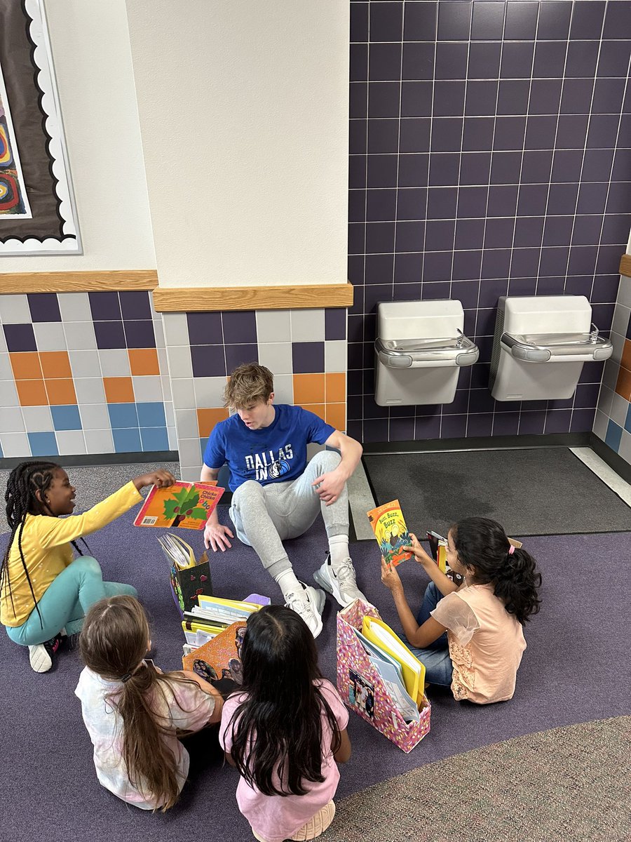 EhsmavsBhoops's tweet photo. Great start to the day this morning over at @comstock_elem with our “Reading Buddies”‼️🤘🏽😊🤘🏽📚 https://t.co/wDJUmpSY9b
