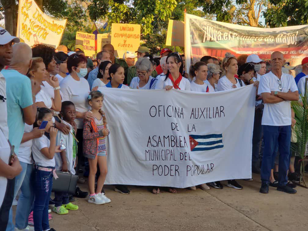 Masivo acto de pueblo y fiesta popular en #SanAntonioDeLosBaños celebrando el Día Internacional De Los Tabajadores. 
#PorCubaJuntoCreamos