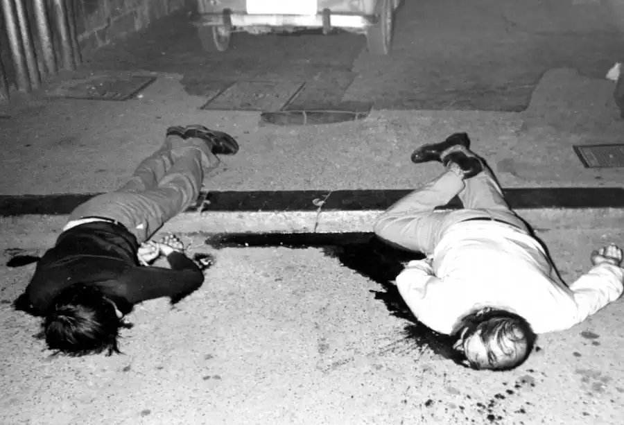 #TalDíaComoHoy también de 1980 dos amigos charlaban tranquilamente en #Pamplona cuando tres #etarras los mataron. Se llamaban José Oyaga y Jesús Vidaurre. Esta es otra historia de la que jamás habrás oído hablar. Y otra historia más de terror e #Impunidad 🧵