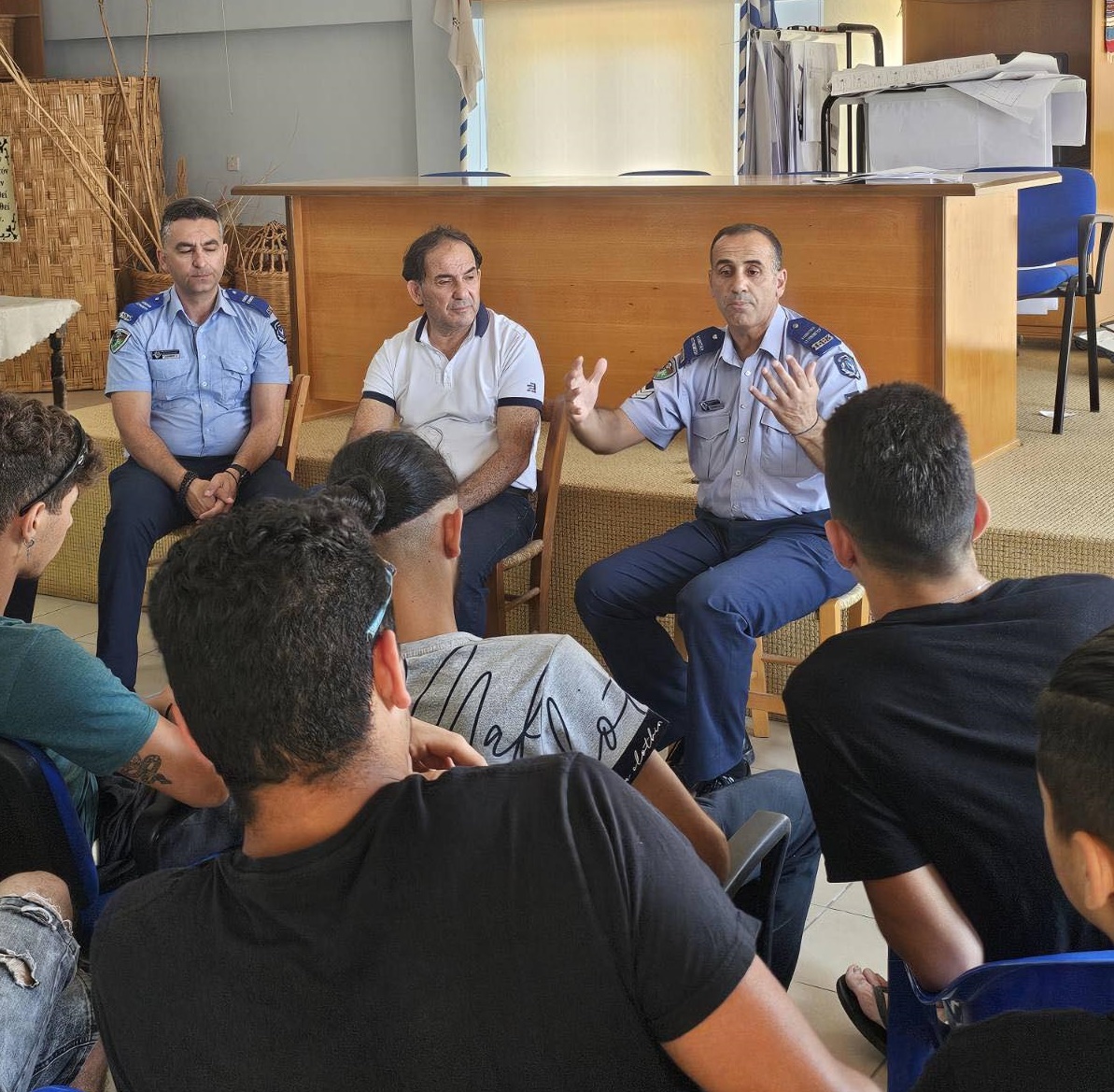 Συνεχίζεται η εκστρατεία ενημέρωσης της @Cyprus_Police για την επικινδυνότητα των κροτίδων. Μέλη της Κοινοτικής Αστυνόμευσης της ΑΔΕ Αμμοχώστου ενημέρωσαν σήμερα τους νέους της κοινότητας Λιοπετρίου, στέλνοντας το μήνυμα #ΜακριάΑπόΚροτίδες.