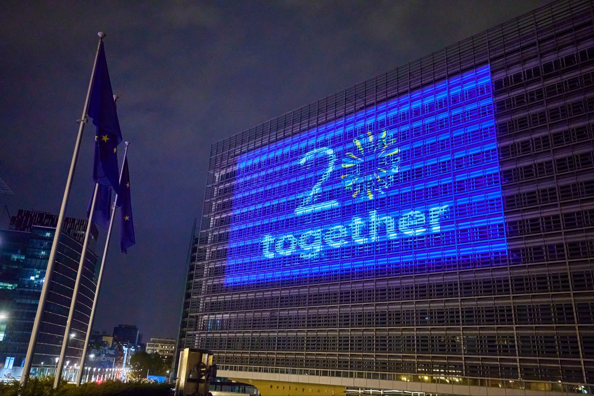 Twenty years ago the big 🇪🇺#enlargement. We celebrate and we look forward. #StrongerTogether <a href="/DelorsInstitute/">Jacques Delors Institute</a>