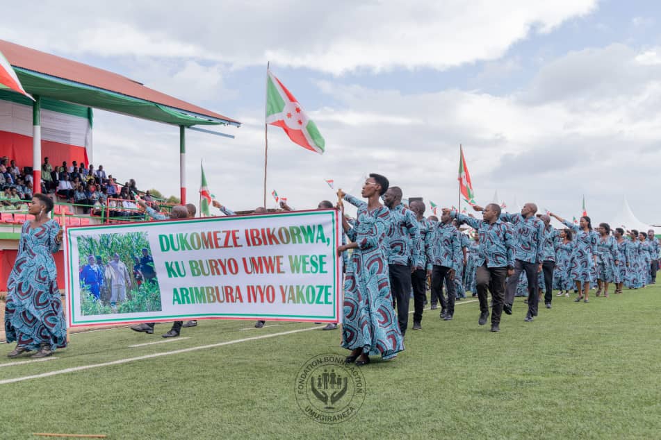S.E @Burundi1stLady s'est unie, ce 1/5/2024,aux valeureux travailleurs du Burundi pour célébrer la Journée Internationale du Travail. Les festivités qui se sont déroulées à Kayanza ont été honorées par la présence de S.E Evariste Ndayishimiye,Président de la République du Burundi