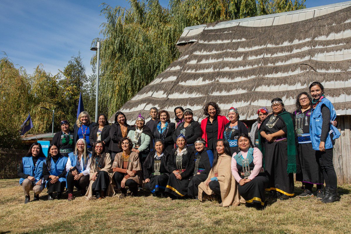 Powerful engagement with #IndigenousWomen in #Chile. Recognizing their leadership in addressing the challenges of their communities is a crucial step towards a more just and equitable world. At @UN_Women, we are committed to this cause.