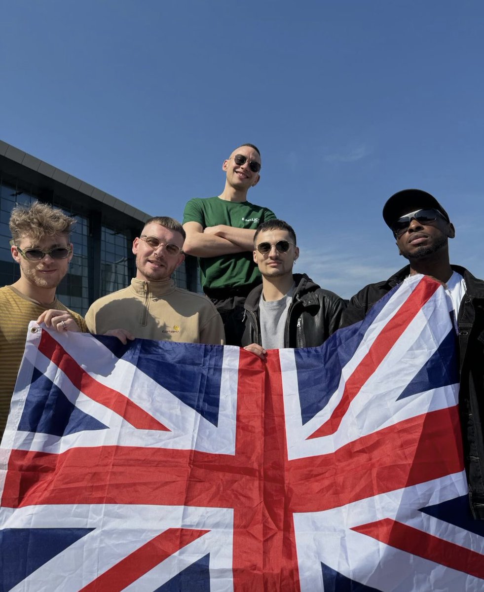 🇬🇧 #UK | El Rey ha llegado a su Reino. Olly Alexander y su esquipo acaban de llegar a Malmö, donde se estrenarán mañana durante sus primeros ensayos. #Eurovision2024